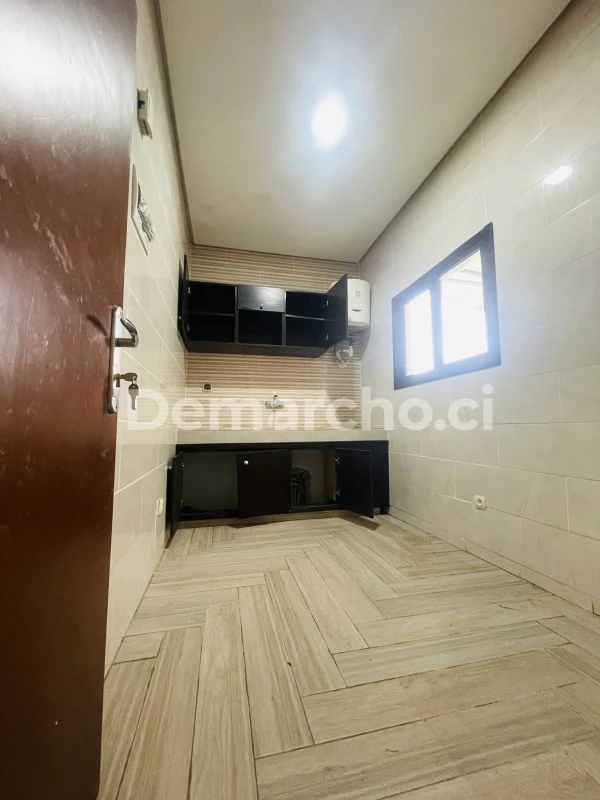 PENTHOUSE 2 PIÈCES À RIVIERA PALMERAIE : Appartement à louer à Cocody. Prix : 250 000 FCFA par mois. 1 Chambre; 2 Salles de bains.