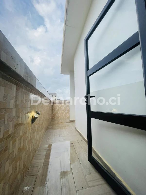 PENTHOUSE 2 PIÈCES À RIVIERA PALMERAIE : Appartement à louer à Cocody. Prix : 250 000 FCFA par mois. 1 Chambre; 2 Salles de bains.