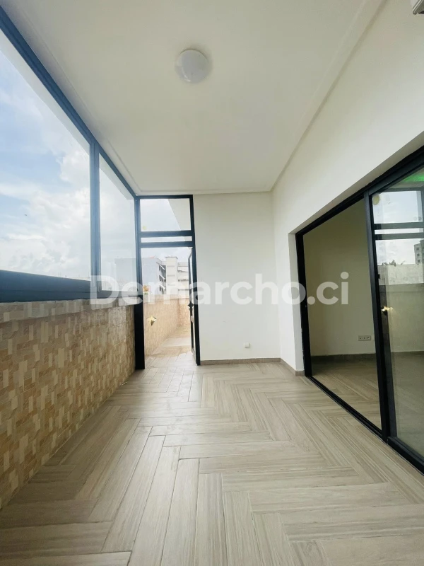 PENTHOUSE 2 PIÈCES À RIVIERA PALMERAIE : Appartement à louer à Cocody. Prix : 250 000 FCFA par mois. 1 Chambre; 2 Salles de bains.