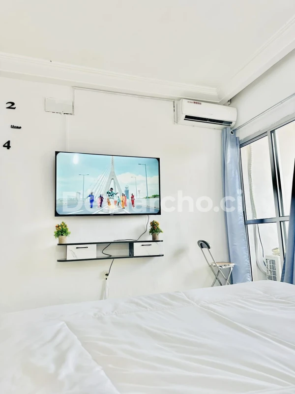 🎊PROMO RESIDENCE STUDIO MEUBLÉ : Studio à lcd à Cocody. Prix : 20 000 FCFA par nuitée. 1 Chambre; 1 Salle de bain.