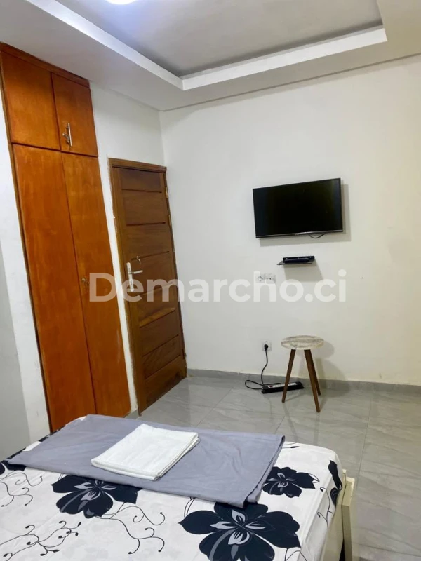 RÉSIDENCE MEUBLÉE 2 PCS HAUT STANDING À KOUMASSI : Appartement à lcd à Koumassi. Prix : 30 000 FCFA par jour. 1 Chambre; 2 Salles de bains.