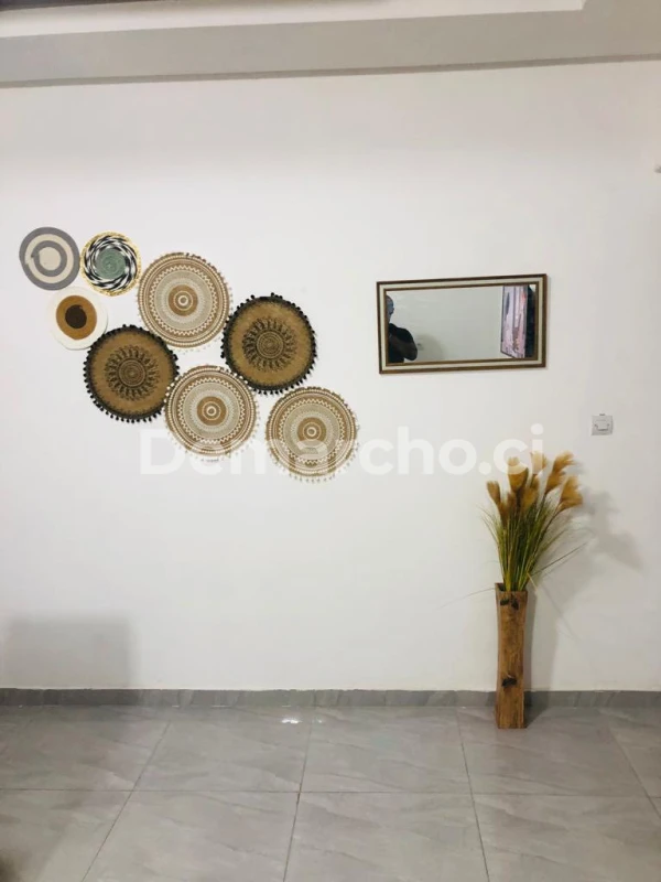 RÉSIDENCE MEUBLÉE 2 PCS HAUT STANDING À KOUMASSI : Appartement à lcd à Koumassi. Prix : 30 000 FCFA par jour. 1 Chambre; 2 Salles de bains.