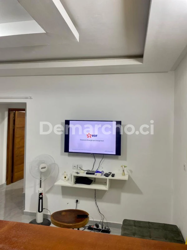 RÉSIDENCE MEUBLÉE 2 PCS HAUT STANDING À KOUMASSI : Appartement à lcd à Koumassi. Prix : 30 000 FCFA par jour. 1 Chambre; 2 Salles de bains.