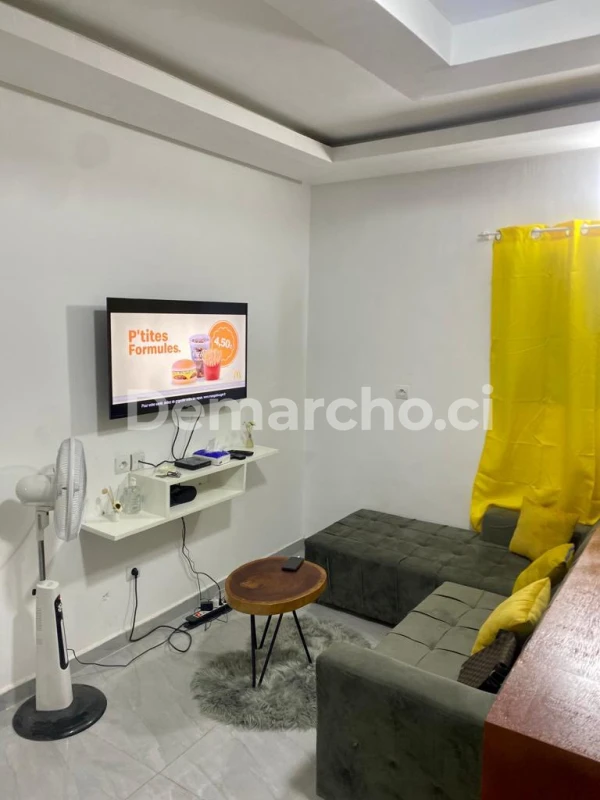 RÉSIDENCE MEUBLÉE 2 PCS HAUT STANDING À KOUMASSI : Appartement à lcd à Koumassi. Prix : 30 000 FCFA par jour. 1 Chambre; 2 Salles de bains.