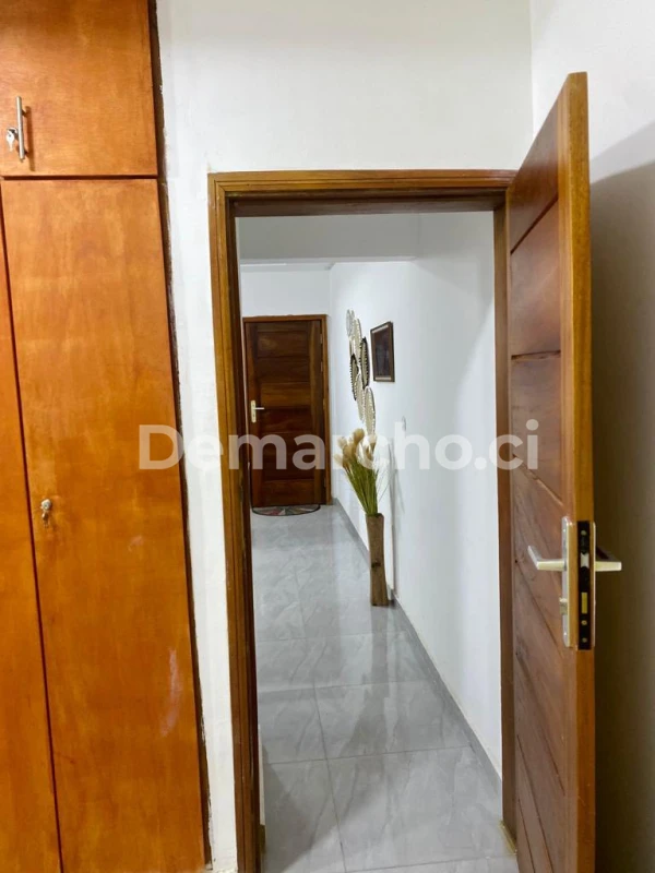 RÉSIDENCE MEUBLÉE 2 PCS HAUT STANDING À KOUMASSI : Appartement à lcd à Koumassi. Prix : 30 000 FCFA par jour. 1 Chambre; 2 Salles de bains.