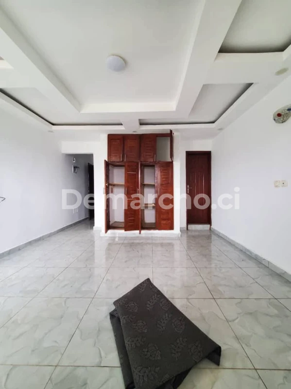 Studio américain à Cocody Riviera Faya : Studio à louer à Cocody. Prix : 130 000 FCFA par mois.