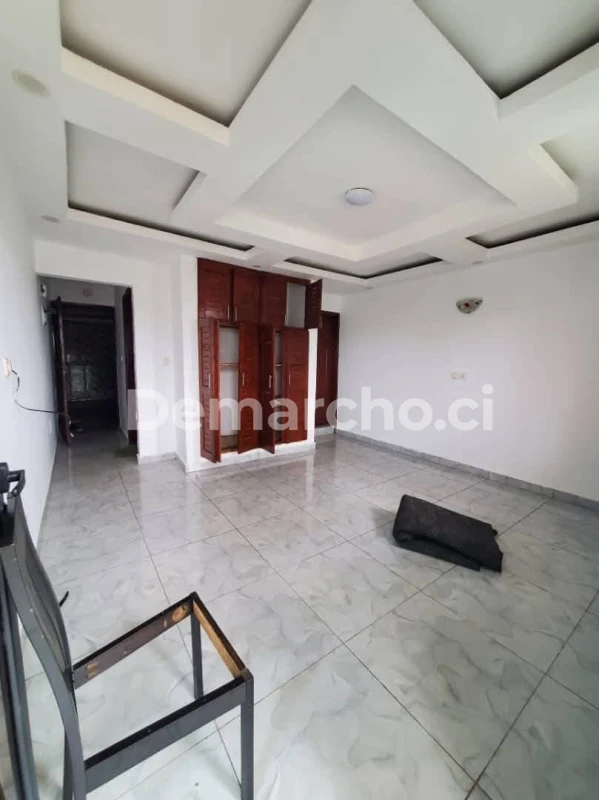 Studio américain à Cocody Riviera Faya : Studio à louer à Cocody. Prix : 130 000 FCFA par mois.