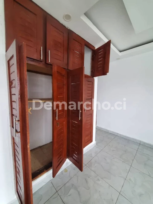 Studio américain à Cocody Riviera Faya : Studio à louer à Cocody. Prix : 130 000 FCFA par mois.