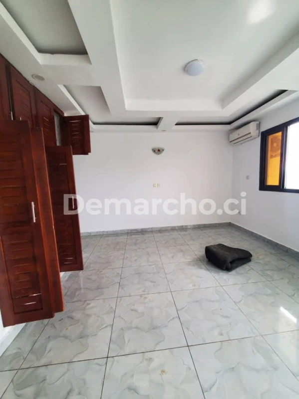 Studio américain à Cocody Riviera Faya : Studio à louer à Cocody. Prix : 130 000 FCFA par mois.