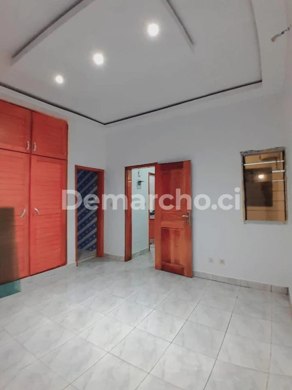 STUDIO CHIC NEUF À YAOU : Studio à louer à Port-Bouët. Prix : 75 000 FCFA par mois. 1 Chambre; 1 Salle de bain.