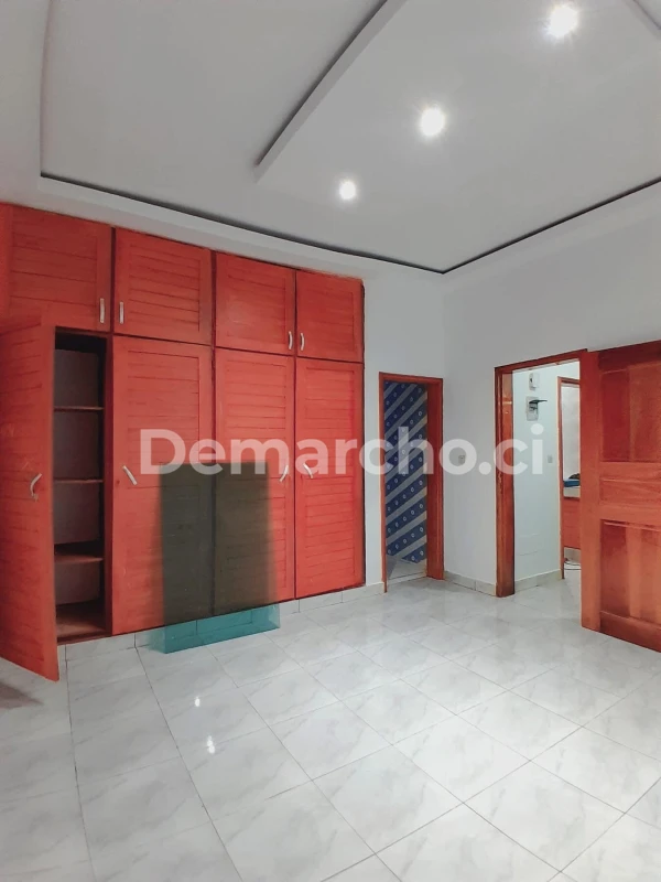 STUDIO CHIC NEUF À YAOU : Studio à louer à Port-Bouët. Prix : 75 000 FCFA par mois. 1 Chambre; 1 Salle de bain.