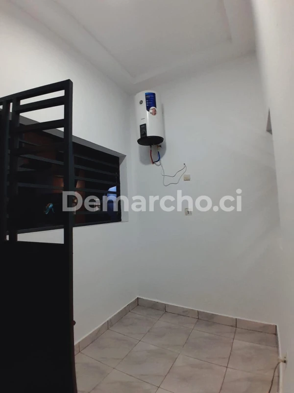 STUDIO CHIC NEUF À YAOU : Studio à louer à Port-Bouët. Prix : 75 000 FCFA par mois. 1 Chambre; 1 Salle de bain.