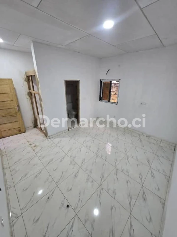 Villa basse 2 pièces haut standing : Villa à louer à Bingerville. Prix : 160 000 FCFA par mois. 1 Chambre; 2 Salles de bains.