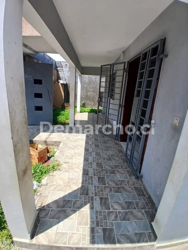 VILLA BASSE 3 PIÈCES NEUVE À BINGERVILLE : Villa à louer à Bingerville. Prix : 130 000 FCFA par mois. 2 Chambres; 3 Salles de bains.