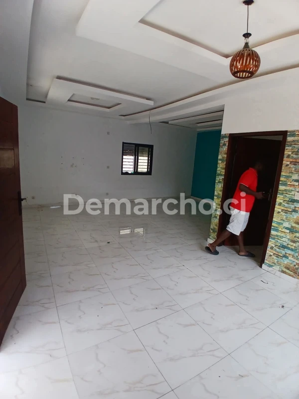 VILLA BASSE 3 PIÈCES NEUVE À BINGERVILLE : Villa à louer à Bingerville. Prix : 130 000 FCFA par mois. 2 Chambres; 3 Salles de bains.