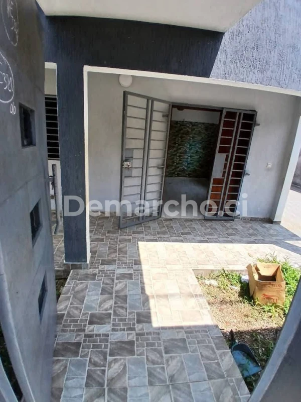 VILLA BASSE 3 PIÈCES NEUVE À BINGERVILLE : Villa à louer à Bingerville. Prix : 130 000 FCFA par mois. 2 Chambres; 3 Salles de bains.