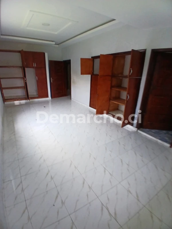 VILLA BASSE 3 PIÈCES NEUVE À BINGERVILLE : Villa à louer à Bingerville. Prix : 130 000 FCFA par mois. 2 Chambres; 3 Salles de bains.