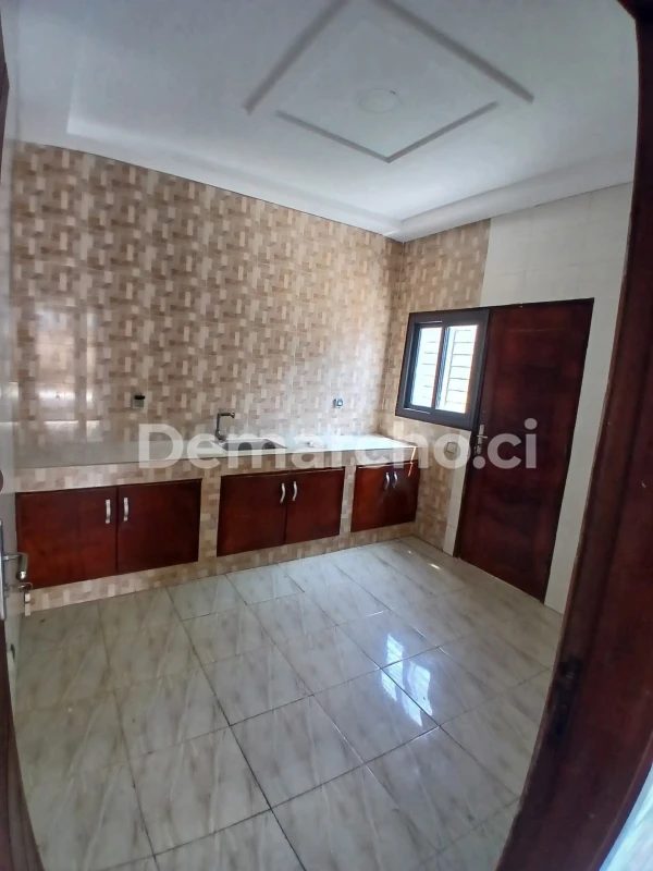 VILLA BASSE 3 PIÈCES NEUVE À BINGERVILLE : Villa à louer à Bingerville. Prix : 130 000 FCFA par mois. 2 Chambres; 3 Salles de bains.