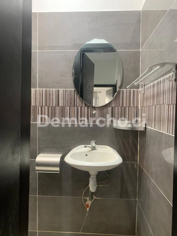 VILLA BASSE 4 PIÈCES À BINGERVILLE : Villa à louer à Bingerville. Prix : 350 000 FCFA par mois. 3 Chambres; 2 Salles de bains.