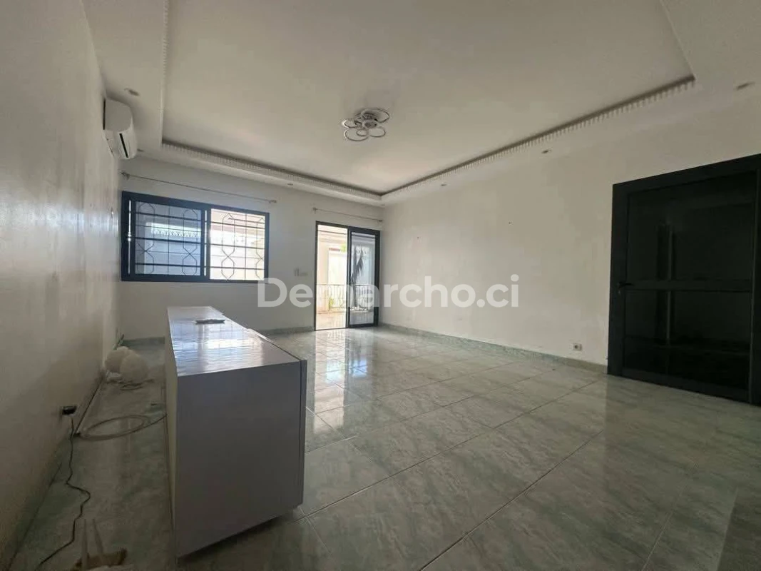 VILLA BASSE 4 PIÈCES À BINGERVILLE : Villa à louer à Bingerville. Prix : 350 000 FCFA par mois. 3 Chambres; 2 Salles de bains.