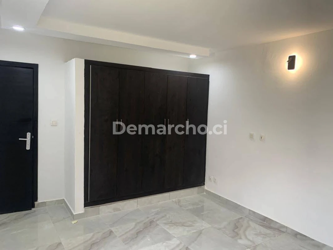 VILLA BASSE 4 PIÈCES À BINGERVILLE : Villa à louer à Bingerville. Prix : 350 000 FCFA par mois. 3 Chambres; 2 Salles de bains.