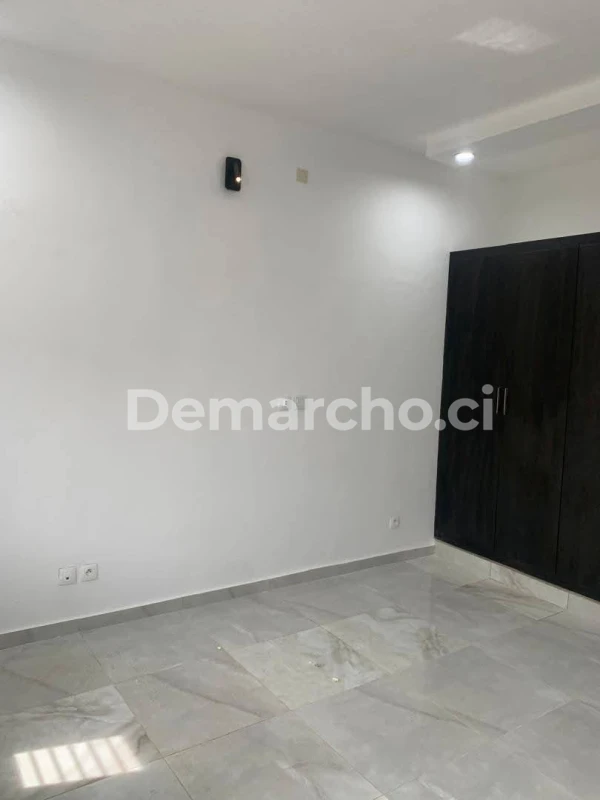 VILLA BASSE 4 PIÈCES À BINGERVILLE : Villa à louer à Bingerville. Prix : 350 000 FCFA par mois. 3 Chambres; 2 Salles de bains.