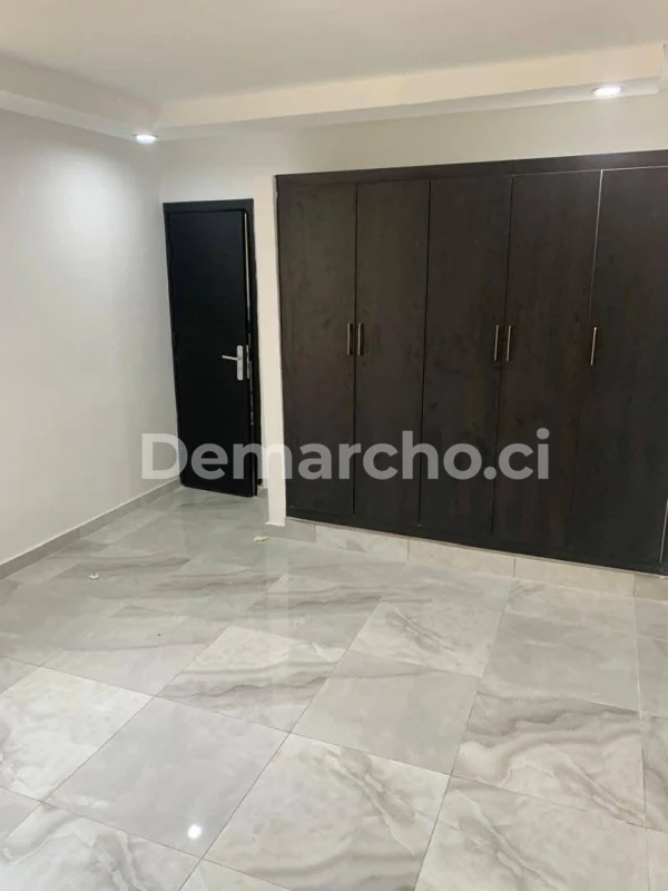 VILLA BASSE 4 PIÈCES À BINGERVILLE : Villa à louer à Bingerville. Prix : 350 000 FCFA par mois. 3 Chambres; 2 Salles de bains.