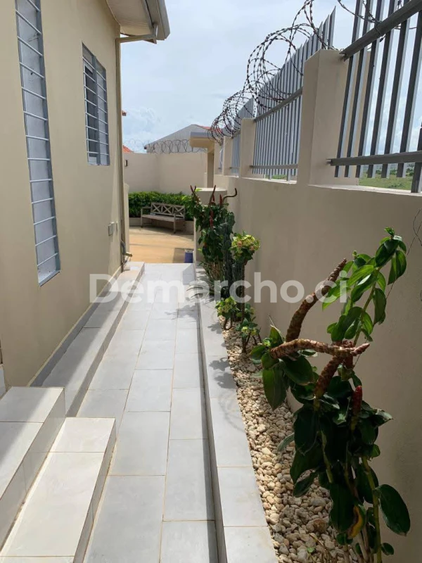 VILLA BASSE 4 PIÈCES À BINGERVILLE : Villa à louer à Bingerville. Prix : 350 000 FCFA par mois. 3 Chambres; 2 Salles de bains.