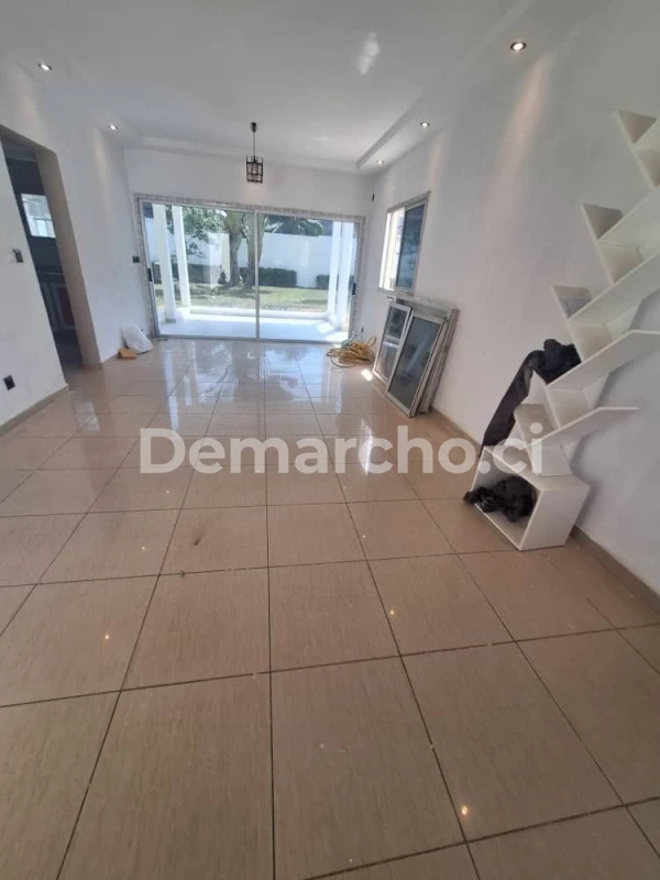 Villa Duplex 5 pièces à Riviera Faya : Villa à louer à Cocody. Prix : 700 000 FCFA par mois. 4 Chambres; 5 Salles de bains.