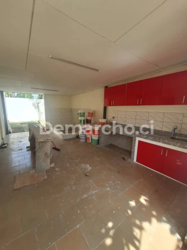 Villa Duplex 5 pièces à Riviera Faya : Villa à louer à Cocody. Prix : 700 000 FCFA par mois. 4 Chambres; 5 Salles de bains.